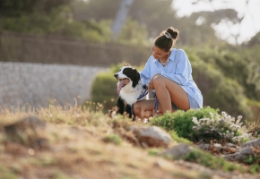 Dog_sitting with his petowner in nature_outdoor_advice